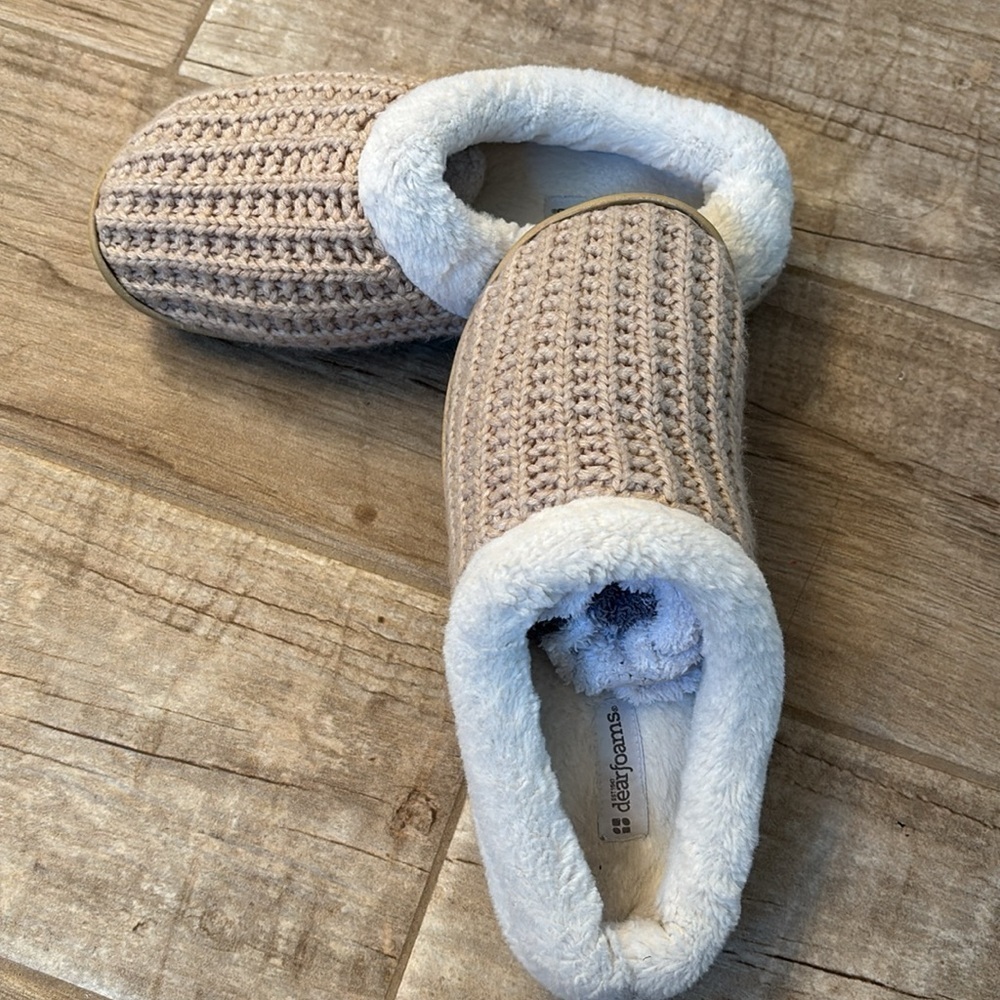 Dearfoams Tan Knit Slippers- small US 5-6